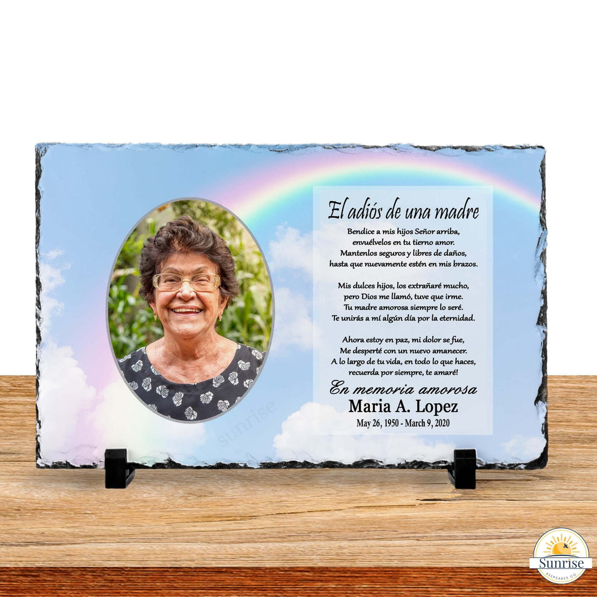 Personalized memorial slate plaque with a photo of an elderly woman and a printed remembrance message in Spanish, displayed on a wooden surface with black stands against a white background.