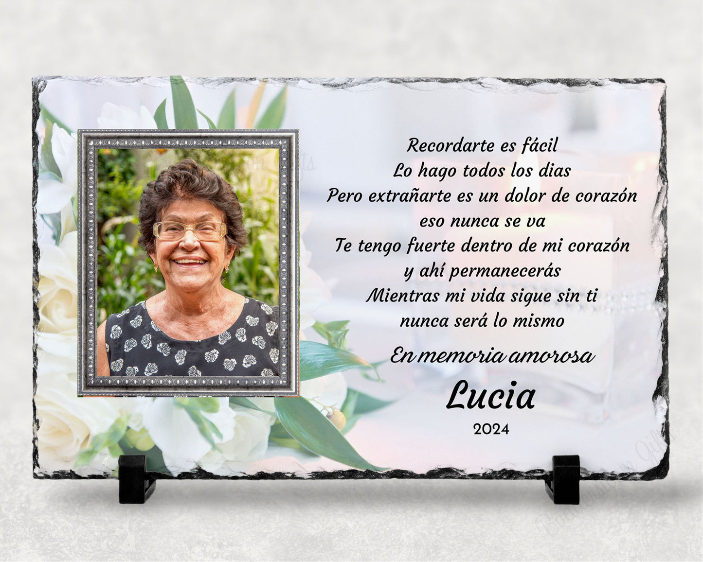 A personalized Spanish memorial plaque featuring a photograph with a message in Spanish, mounted on a natural stone slate with display feet.