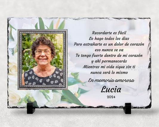 A personalized Spanish memorial plaque featuring a photograph with a message in Spanish, mounted on a natural stone slate with display feet.